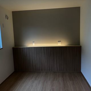 #間接照明#吹き抜け#グレーのクロス#造作建具#シナベニヤ#ブラケットライト