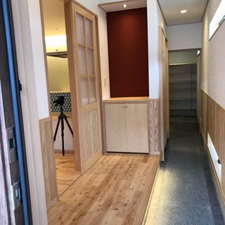 #漆喰壁#腰板#造作建具#泥壁#桜無垢板フローリング#チェッカーガラス#土間洗い出し#間接照明#上がり段収納#丸窓#シナベニア#杉羽目板