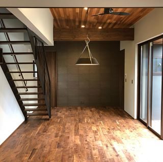 建物が完成して後は外構だけ、喜んでもらえるようにがんばるぞ

#黒の壁紙#鉄骨階段#アイランドキッチン#パナソニック建具#ベリティスプラス#床材ウォールナット#天井羽目板#レッドシダー#TOTOクラッソ