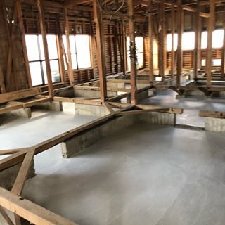 布基礎だったので基礎補強プラス湿気防止のために土間コンクリートを打ちました。

#基礎補強#解体#防湿シート#ワイヤーメッシュ#土間コンクリート